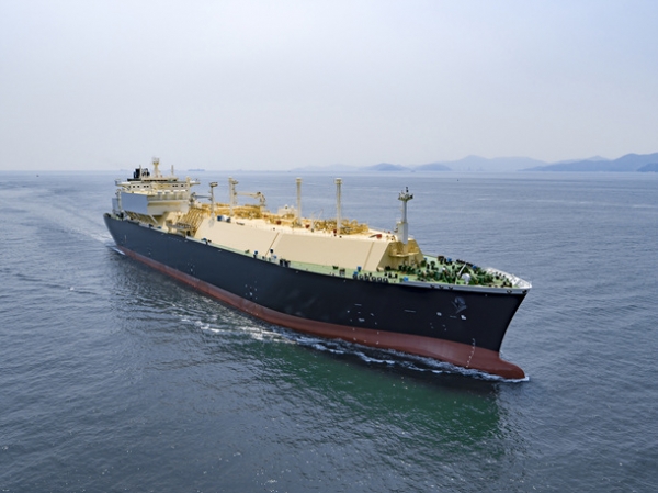 대우조선해양이 건조 인도한 완전재액화시스템 적용 LNG운반선의 운항 모습.
