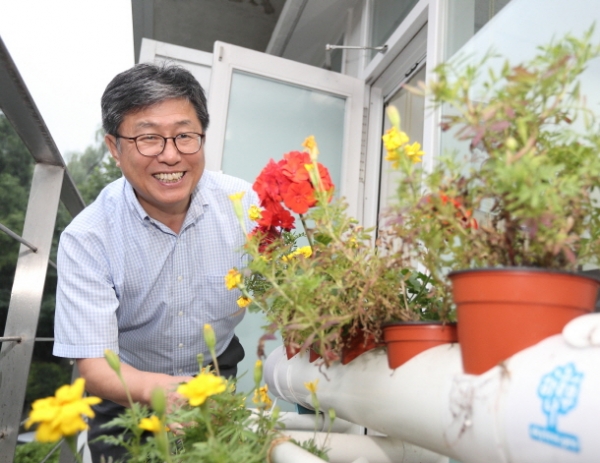 한무영 교수가 서울대 건설환경공학관 옥상에 설치된 빗물이용 꽃밭을 돌보고 있다.