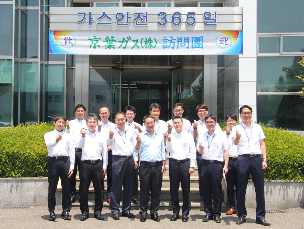 이창우 전무를 비롯한 인천도시가스 임직원들과 일본 게이요가스 직원들이 협력의지를 다짐하고 있다.