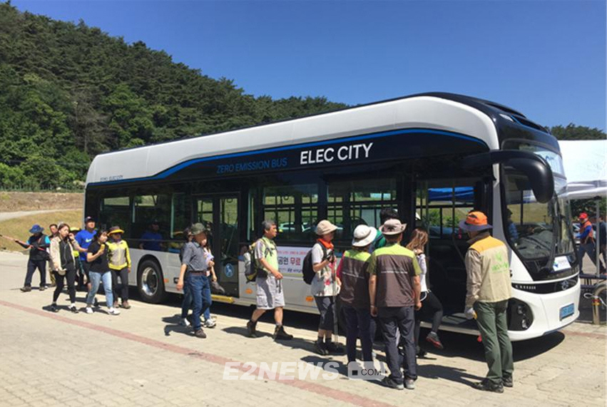 치악산 국립공원에서 시범운행 중인 전기버스에 등산객들이 오르고 있다.