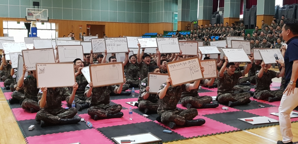 육군2사단 공병대대 장병들이 '기후변화·에너지 퀴즈골든벨'에 참여하고 있다