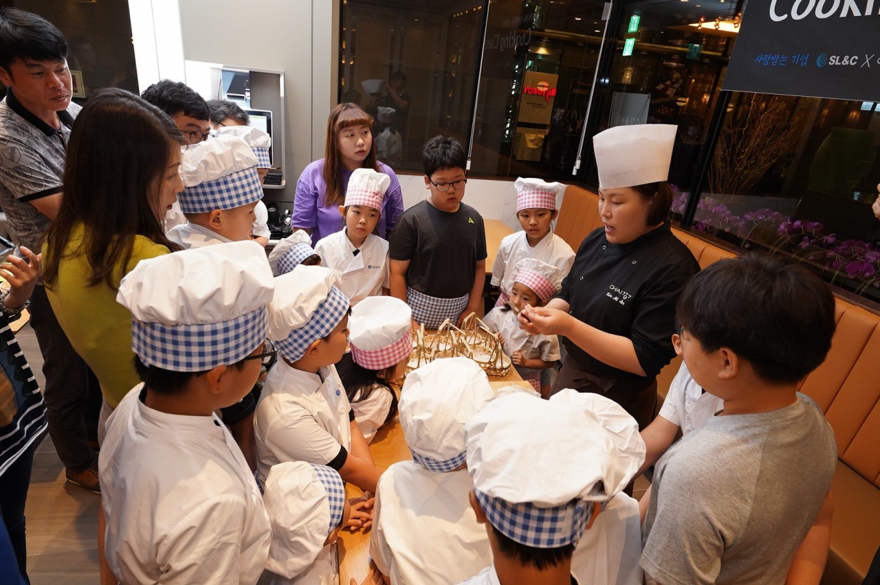 삼천리그룹 임직원과 자녀들이 CHAI797 역삼GFC점에서 열린 자녀와 함께 하는 쿠킹클래스에 참여해 음식 만들기 체험에 나서고 있다.