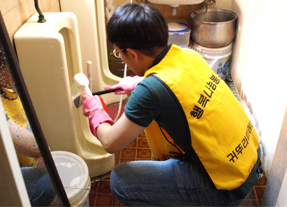 귀뚜라미에너지 봉사단원이 지역아동센터 화장실을 청소하고 있다.