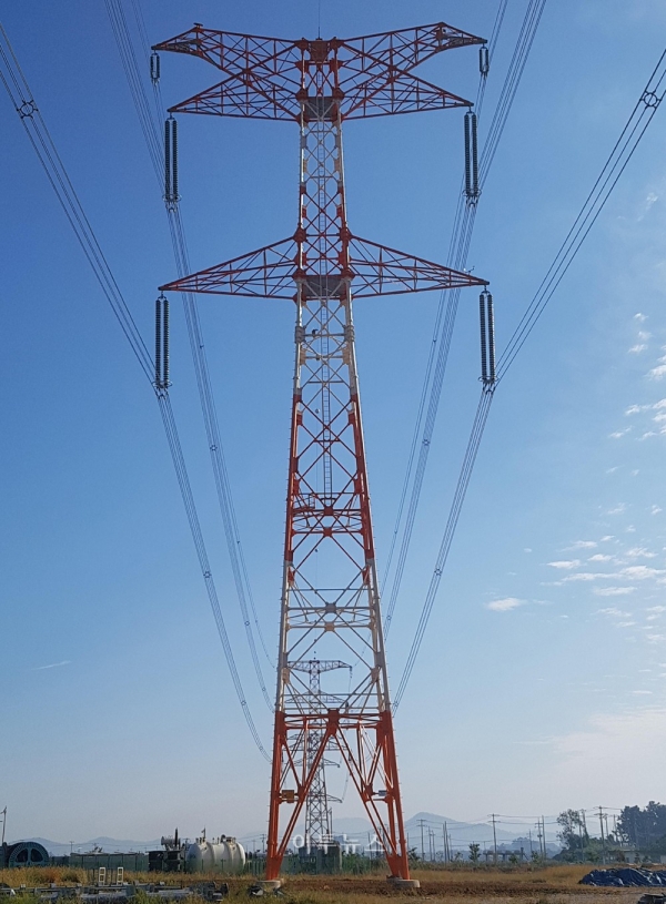 ▲한전 전력연구원 고창전력시험센터에 설치된 '±500kV 가공 HVDC 2 Bi-pole 실증선로와 송전탑.