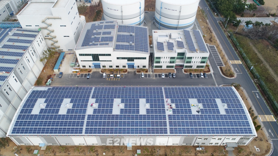 ▲서부발전이 태안화력 발전소 지붕과 유휴부지에 13.9MW 태양광시설을 추가 설치했다.