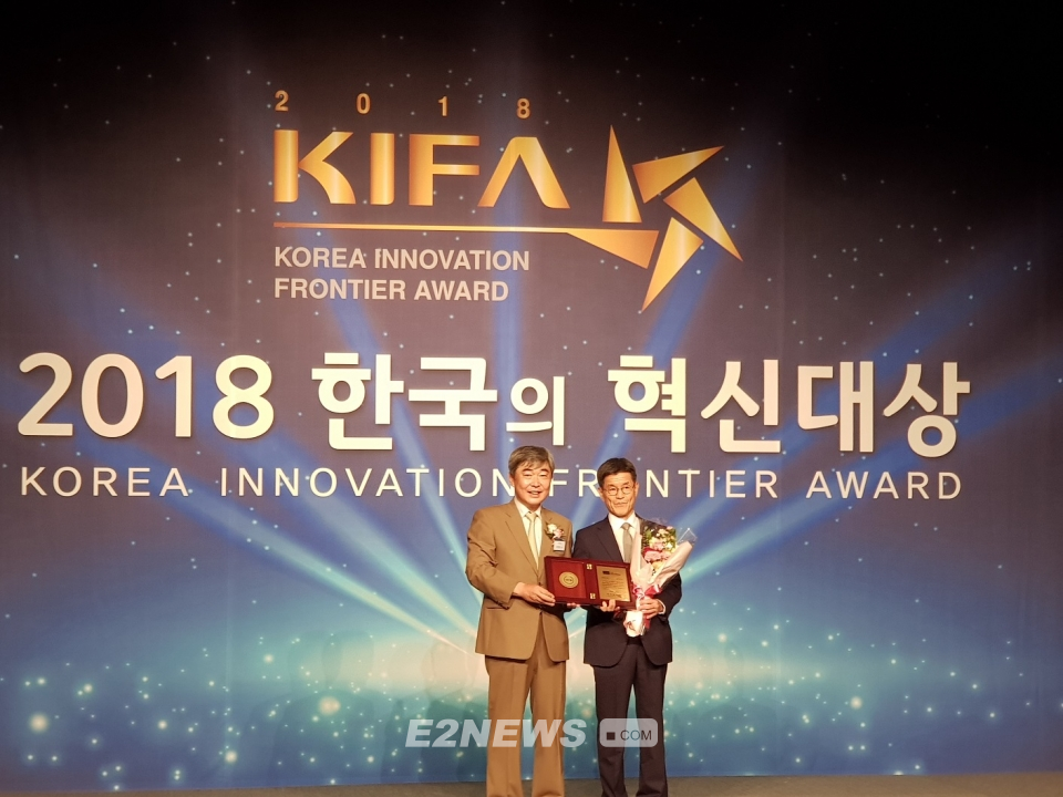 ▲고호준 가스공사 전략기획본부장(오른쪽)이 한국의 혁신대상 사회혁신 대상 행사에서 수상의 기쁨을 누리고 있다.