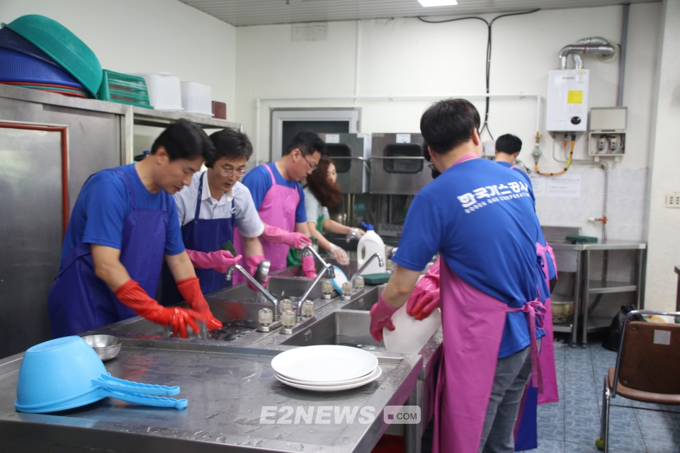 ▲​가스공사 제주기지건설단원들이 어르신들의 식사가 끝난 후 설거지를 하고 있다.​