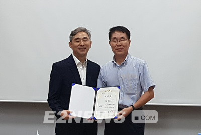 ▲홍성호 회장(왼쪽)이 수석부회장으로 선출된 안형환 한국교통대학교 교수에게 위촉장을 수여하고 있다.​​​