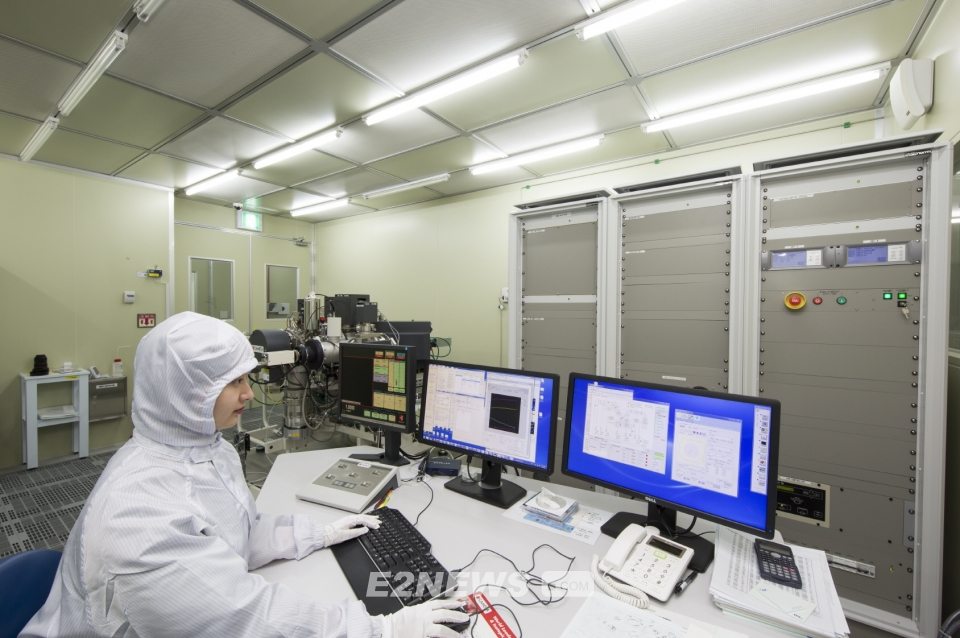 ▲원자력연구원 연구팀이 핵사찰 시료에 대한 SIMS 입자 분석을 진행하고 있다.