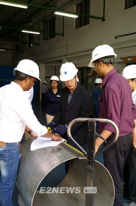 ▲▲에너지공단 관계자가 인도 현지 압력용기 제조업체에서 열사용기자재 제조검사를 수행하고 있다<br>