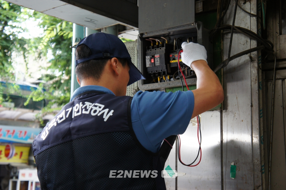 ▲전기안전공사 직원들이 누전차단기 작동상태를 점검하고 있다.