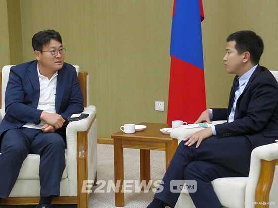 ▲김태호 대표와 몽골 외무장관 특별대사가 향후 협력방안을 논의하고 있다.
