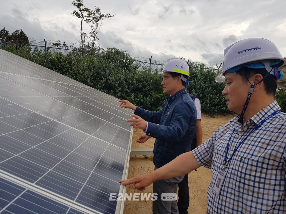 ▲조성완 전기안전공사 사장이 전북 정읍 태양광발전시설을 둘러보고 있다.