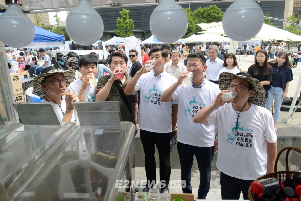 ▲광화문 중앙광장에서 열린 '2018 수돗물 축제'에 참석한 인사들이 수돗물을 마시고 있다.