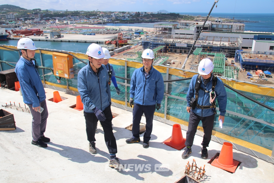 ▲김영두 안전기술부사장이 제주지역 건설현장을 점검하고 있다.