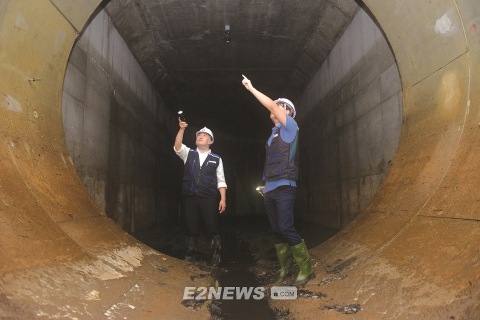 ▲국내 최초로 도시침수 예방을 위해 부천시 오정구에 설치된 지하 10m에 설치된 하수터널 모습.