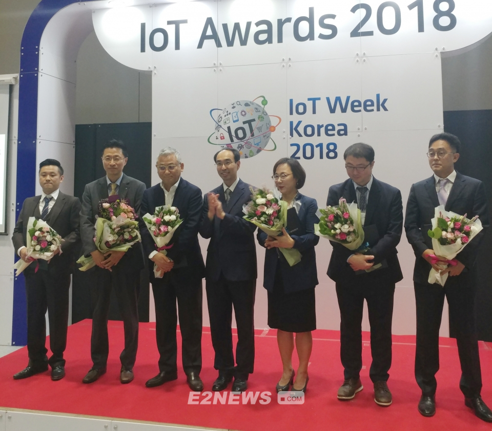 ▲서정철 삼천리 안전기술담당 이사가(왼쪽 두번째)가 ‘2018 IoT Awards’에서 과학기술정보통신부 장관상을 받았다.