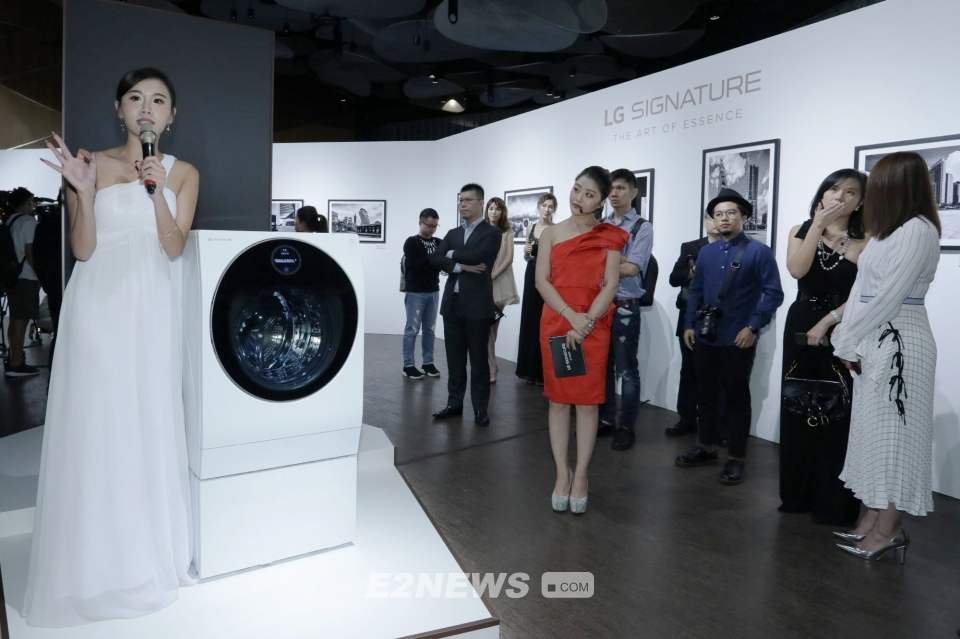 ▲대만 타이페이에서 열린 ‘LG 시그니처’ 출시행사에서 모델이 'LG 시그니처 세탁기'를 소개하고 있다.