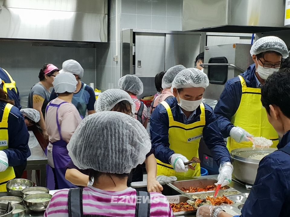 ▲대륜이엔에스 임직원이 점심 배식봉사를 진행하고 있다.