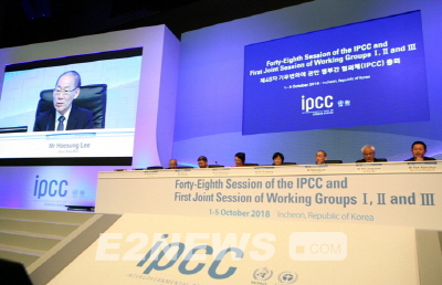 ▲이회성 IPCC 의장이 '지구온난화 1.5℃ 특별보고서’ 작성 배경과 지금까지의 과정을 설명하고 있다.