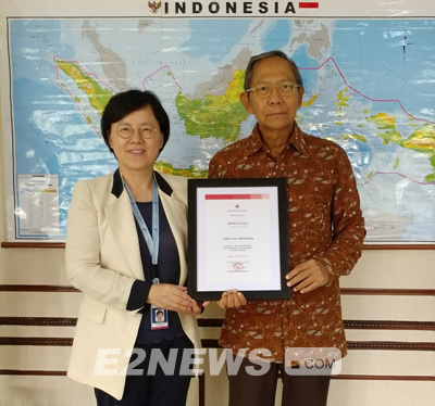 ▲가스공사 관계자가 인도네시아 적십자사에 성금증서를 전달하고 있다.