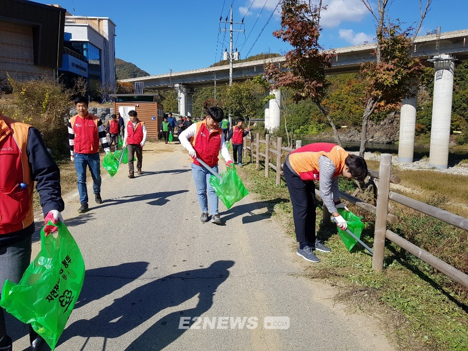 ▲강원도시가스 구성원들이 환경정화 봉사활동을 벌이고 있다.