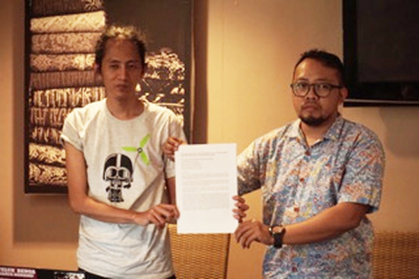 ▲드위 사웅 인도네시아 지구의 벗 왈리 활동가(왼쪽)와 디디 그린피스 인도네시아 캠페이너가 한국 공적금융기관에 보내는 공개서한을 들어보이고 있다.