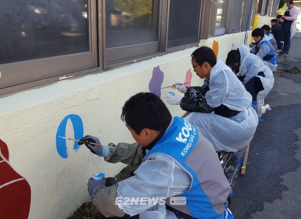 ▲가스공사 인천지역본부 직원들이 벽화를 그리고 있다.