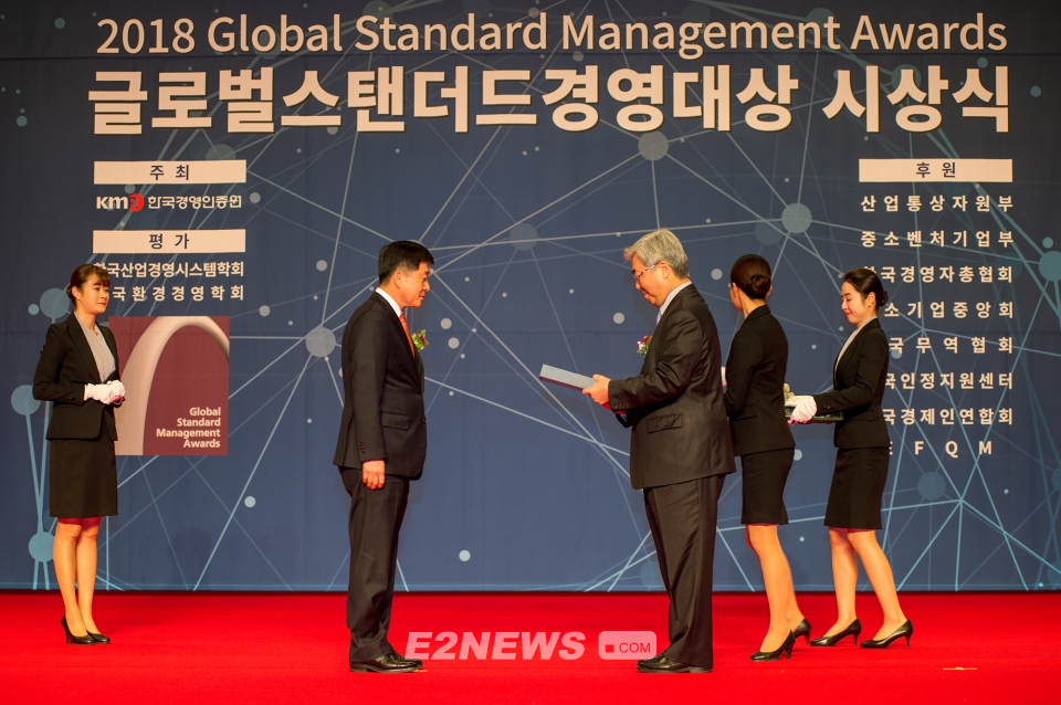 ▲김영호 가스기공 정비사업본부장이 회사를 대표해 수상하고 있다.