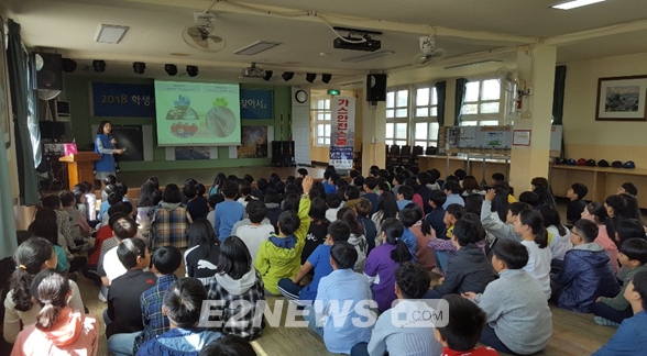 ▲가스안전스쿨에 참여한 초등학생들이 강의에 귀를 기울이고 있다.​