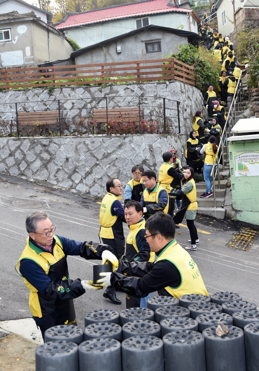 ▲9일 서울 서대문구 홍제동 개미마을에서 에쓰오일 자원봉사단들이 연탄 배달 봉사활동을 하고 있다.