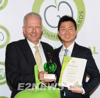 ▲이건우 에너지공단 차장(오른쪽)이 클린에너지학교 추진기관 대표로 영국 런던 웨스트민스터 국회의사당에서 열린 ‘2018 그린애플 어워즈’에서 대상을 수상했다.
