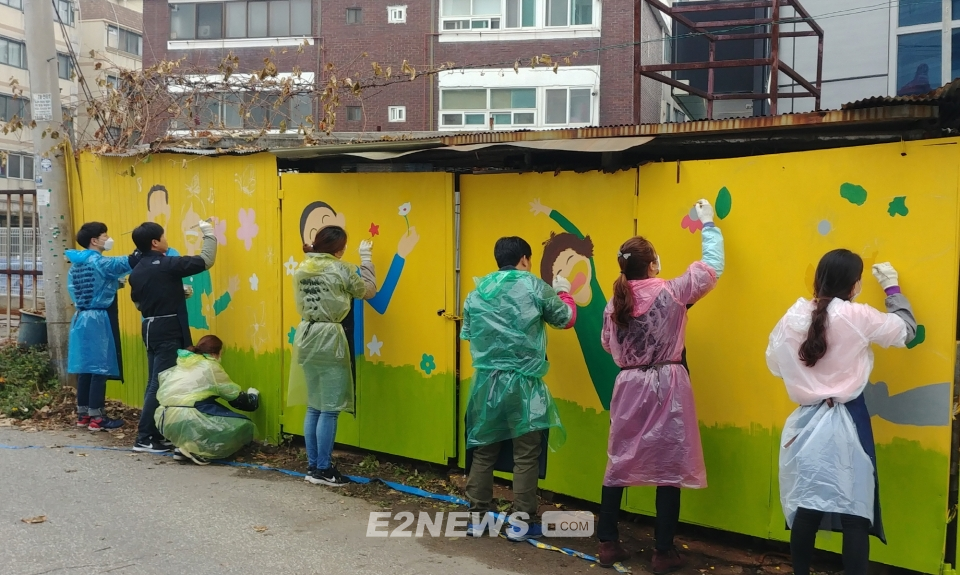 ▲환경공단 임직원들이 인천 효성동 골목을 찾아 그림을 그리고 있다.