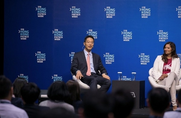 ▲에이젠글로벌 강정석 대표가 홍콩에서 ‘아바커스’ 솔루션을 소개하며 인공지능 금융 혁신에 대해 발표하고 있다