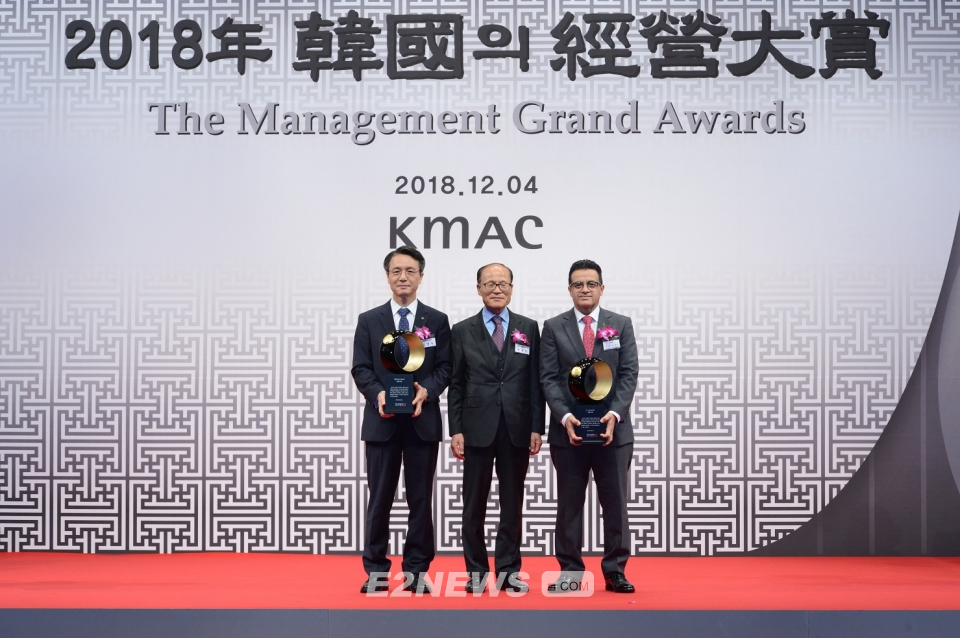 ▲김영두 가스공사 사장 직무대리(왼쪽)가 ‘신뢰경영 종합대상’을 수상하고 있다.