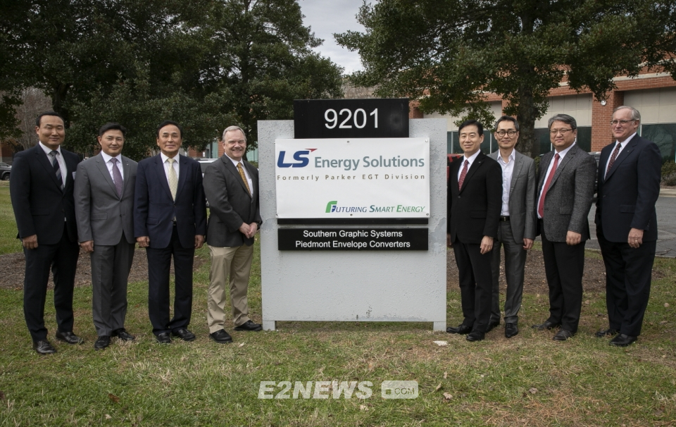 ▲LS산전과 LS Energy Solutions 관계자들이 새로 설립된 LS Energy Solutions CI 앞에서 포즈를 취하고 있다.