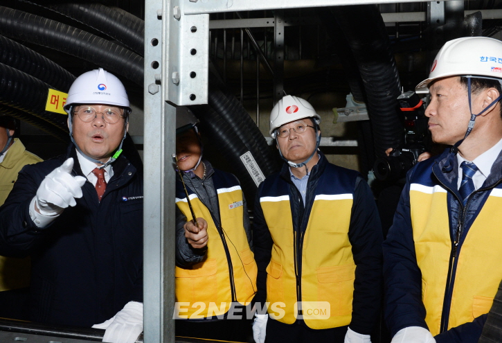 ▲성윤모 산업부 장관이 신양재변전소 지하 전력구에서 시설을 둘러보고 있다. ⓒ산업부
