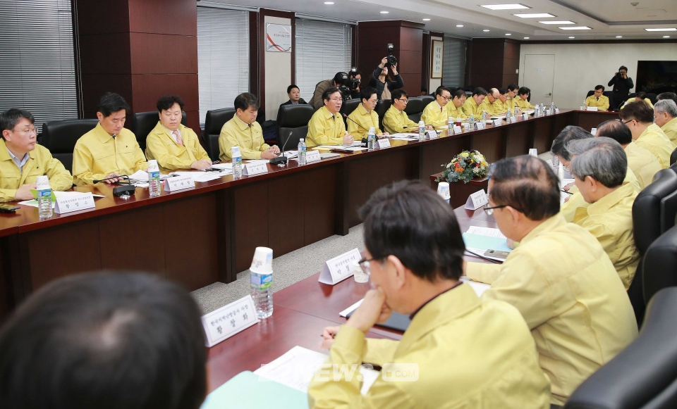 ▲12일 무역보험공사에서 성윤모 산업부 장관 주재로 에너지공공기관장 긴급 점검회의가 열렸다.