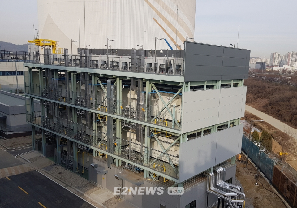 ▲한난 동탄열병합발전소 내에 설치된 11.4MW 규모의 PAFC형 연료전지 모습.
