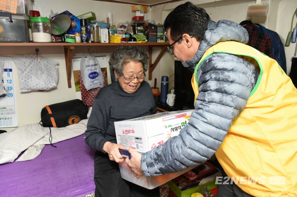 ▲오스만 알 김디 에쓰오일 CEO가 영등포 쪽방촌 가정을 방문하여 설 선물 꾸러미를 전달하고 있다.