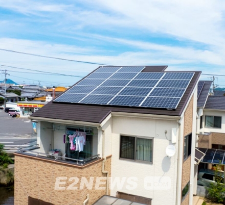 ▲일본 에히메현의 한 주택에 설치된 한화큐셀 태양광 모듈.
