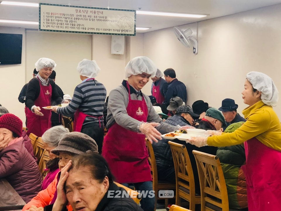 ▲해양도시가스 임직원들이 환한 미소와 함께 어르신들에게 배식 봉사를 하고 있다.