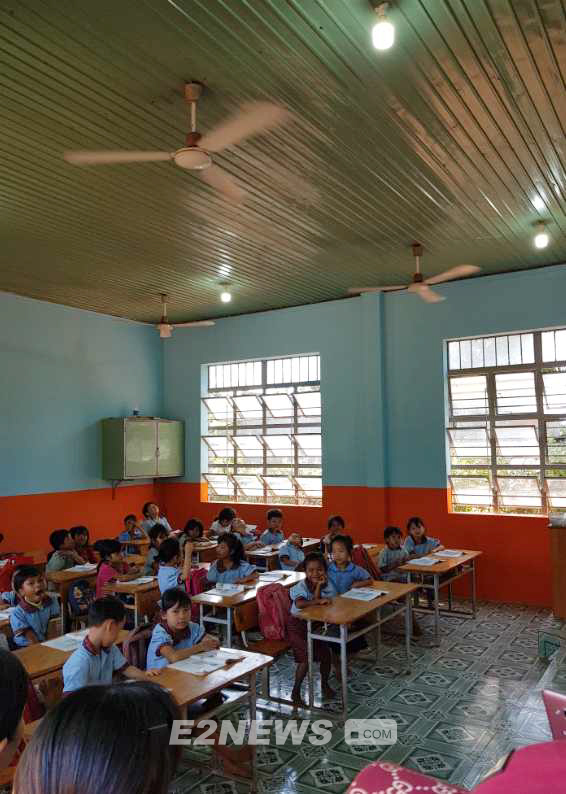 ▲햇빛전력 공급으로 선풍기와 전등을 사용할 수 있게 된 교술에서 통낫 학교 어린이들이 수업을 받고 있다.
