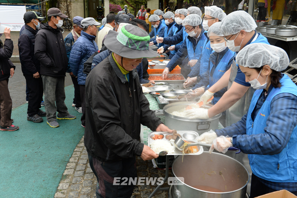 ▲대성에너지 임직원들이 점심 급식봉사를 하고 있다.