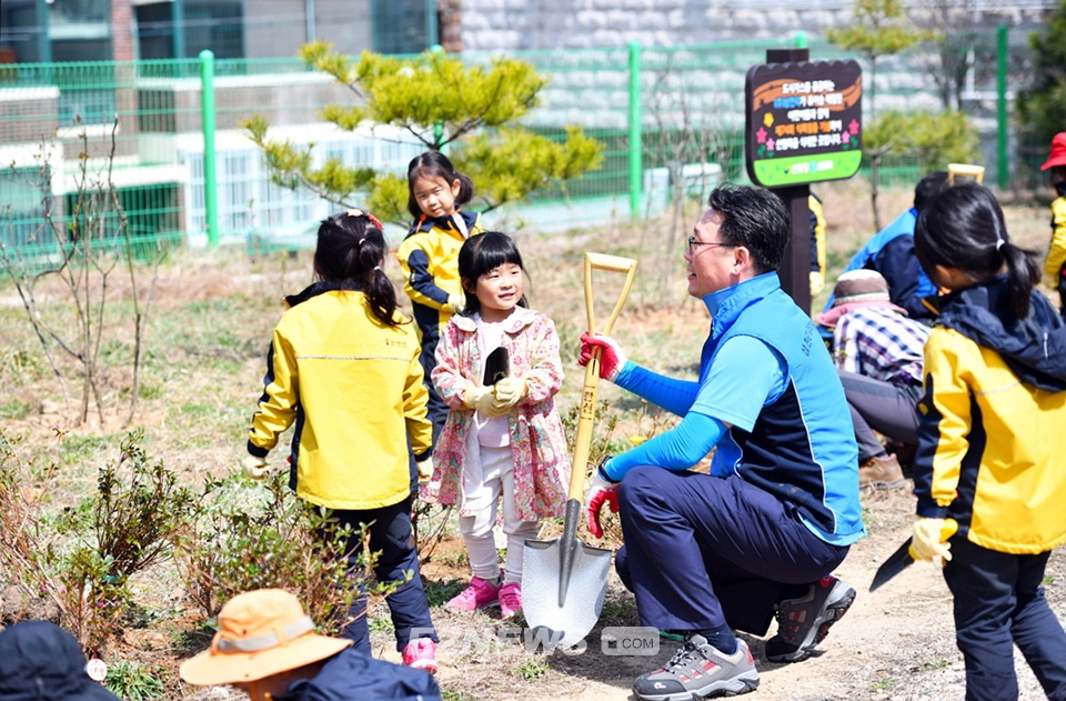 ▲삼천리 임직원들이 유아 숲 체험원 어린이들과 함께 나무를 심고 있다.