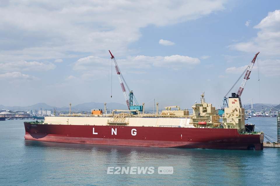 ▲SK E&S가 건조한 LNG선은 이달 말 명명식을 갖고 내년 상반기부터 미국산 셰일가스를 들여온다.