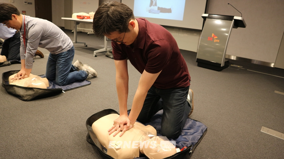 ▲심폐소생술 교육에 참가한 SK가스 직원들이 응급구조 실습에 열중하고 있다.
