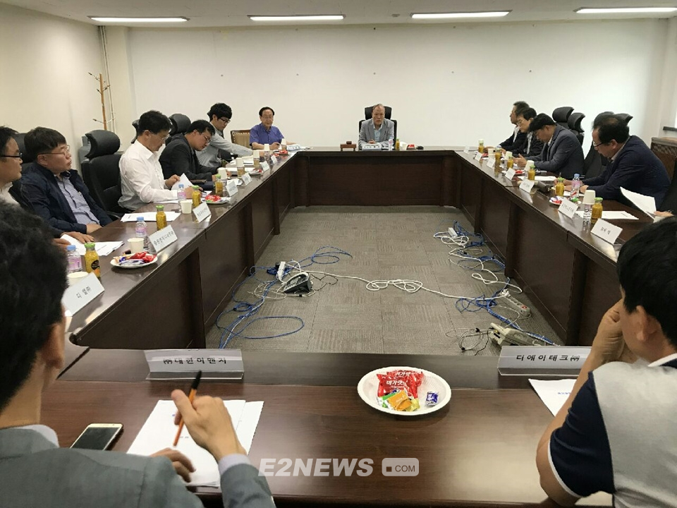 ▲가스전문검사기관협회 기술위원들이 안건을 논의하고 있다.