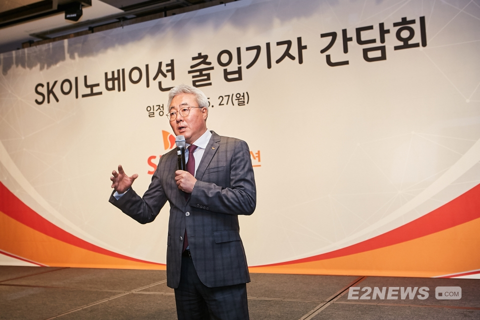 ▲김준 SK이노베이션 총괄 사장이 ‘행복한 미래를 위한 독한 혁신’ 성장전략을 발표하고 있다.