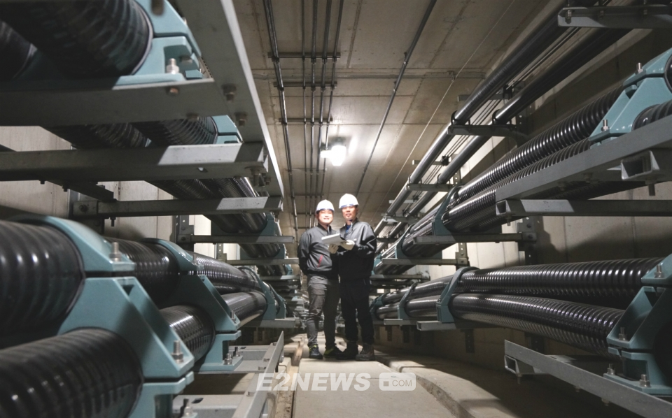 ▲LS전선 직원들이 지하 전력구에 설치된 송전선로를 점검하고 있다.